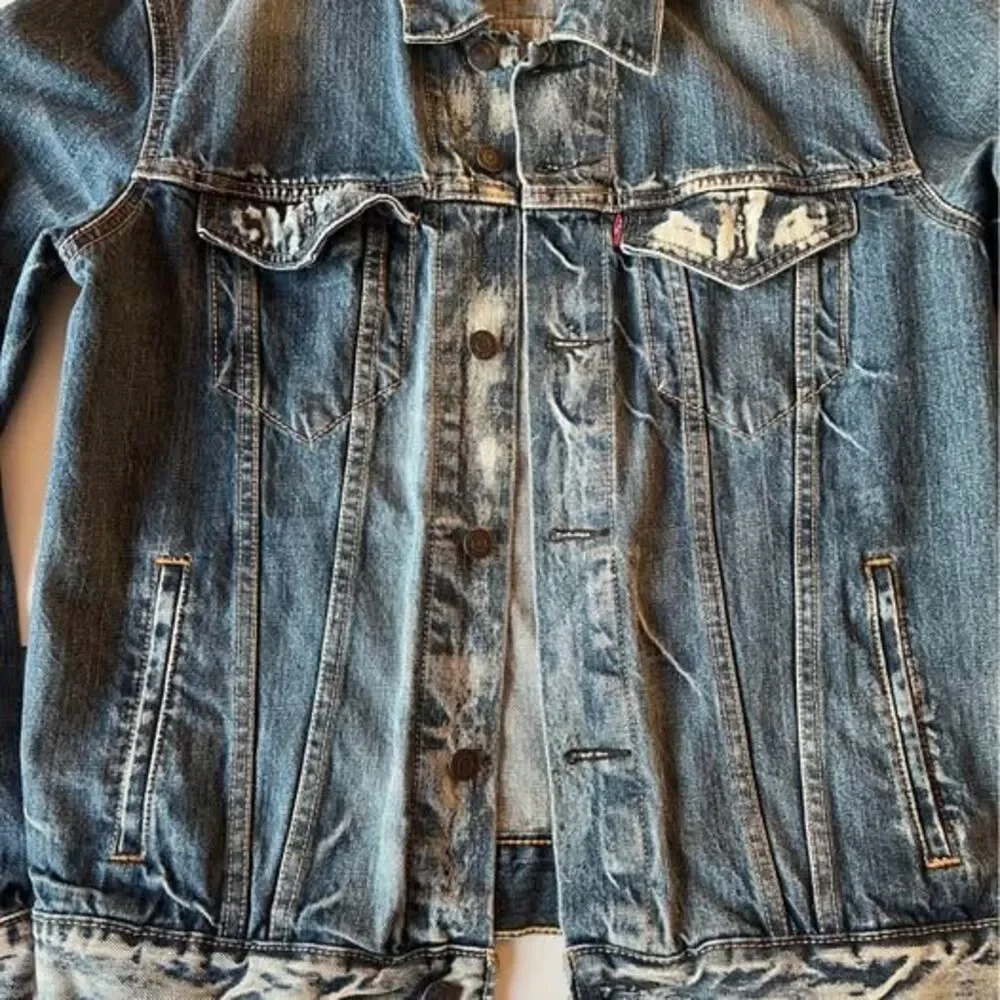 Levi’s 72334 Men’s Distressed Denim Trucker Jacket - Medium Wash (Size M)